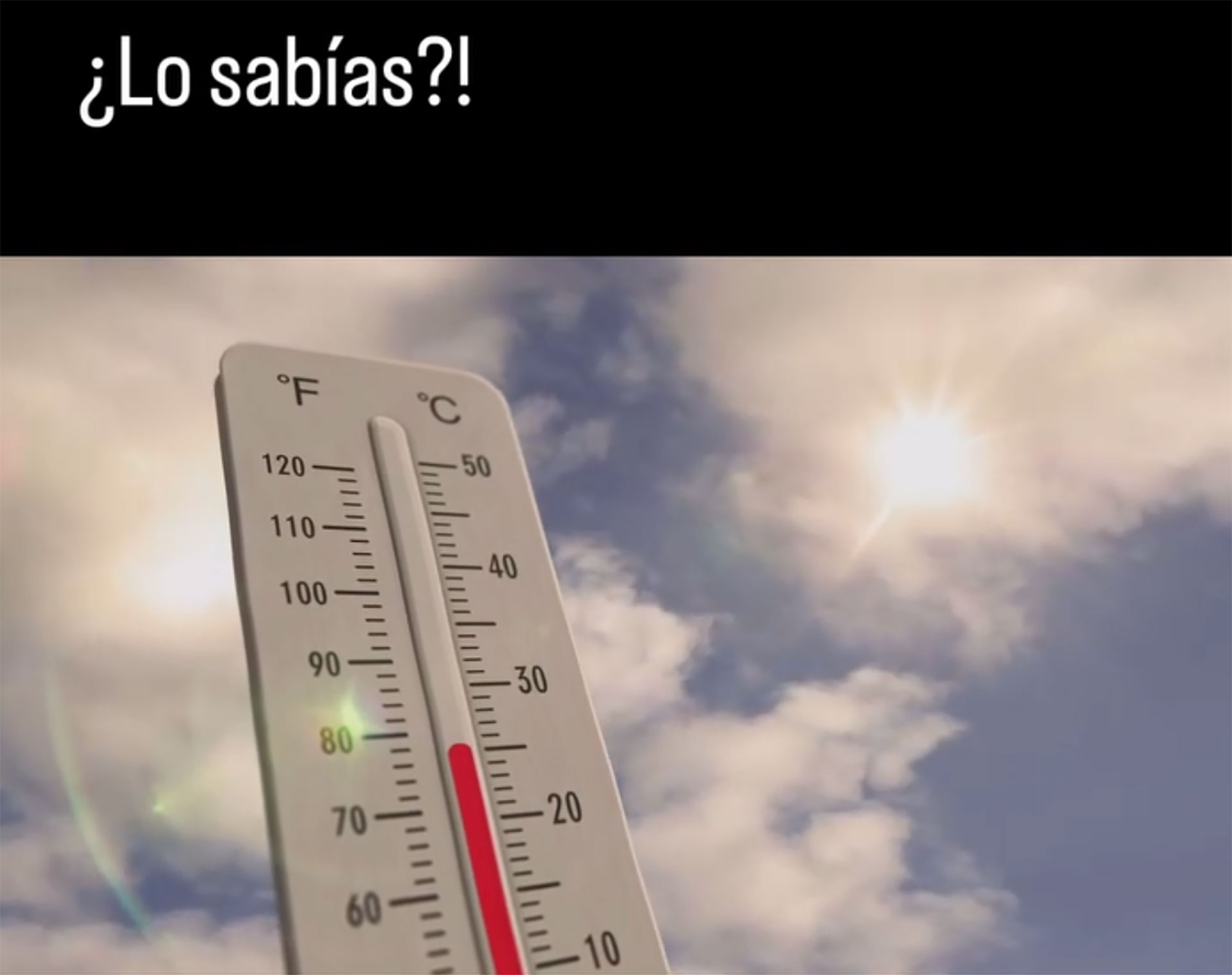 Termómetro marcando temperaturas altas bajo un cielo soleado de verano