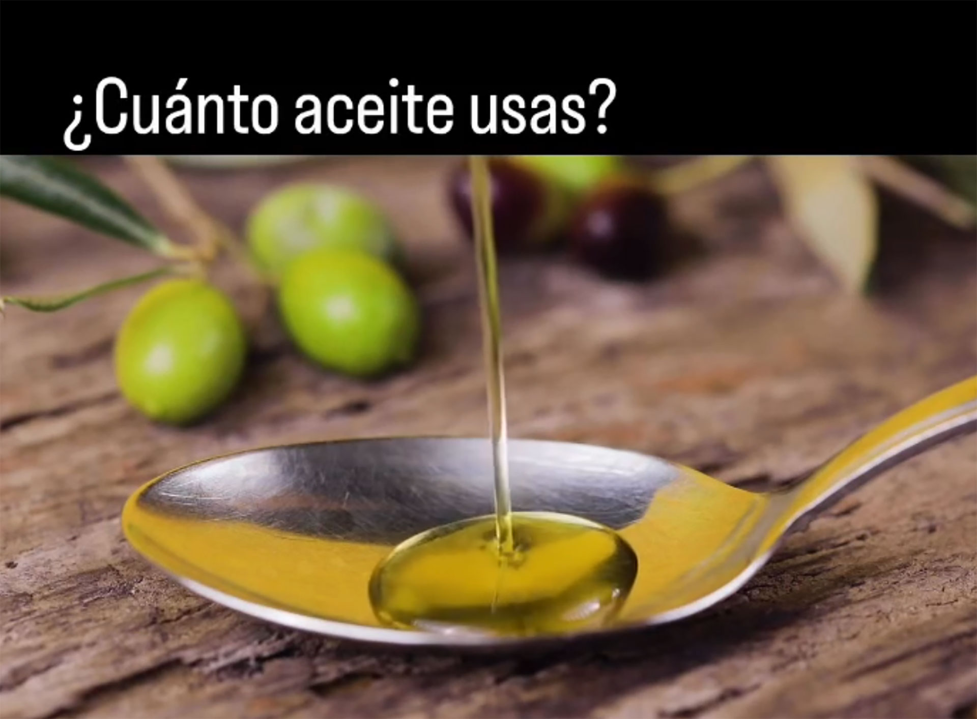 Cuchara con aceite de oliva virgen extra y aceitunas frescas de fondo
