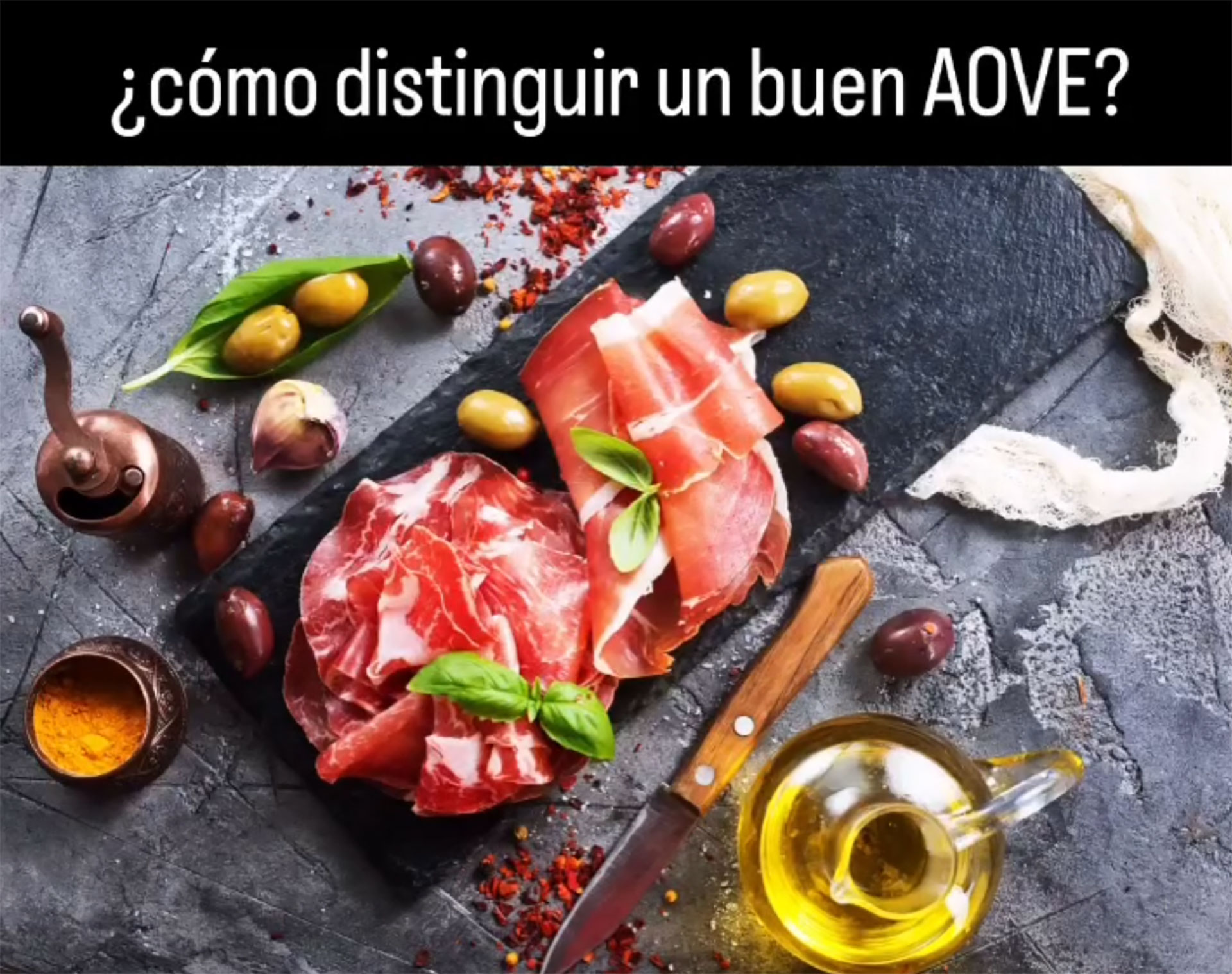 Aceitunas, jamón ibérico y aceite de oliva virgen extra en una tabla de degustación